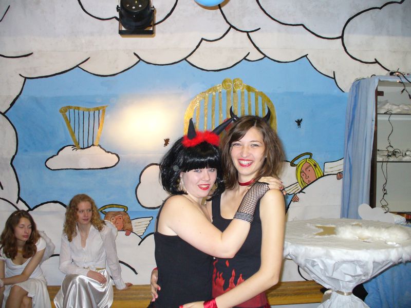 Helen und Zana im Himmel