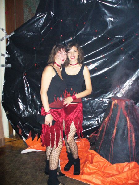 Vanessa und Zana in der Hölle